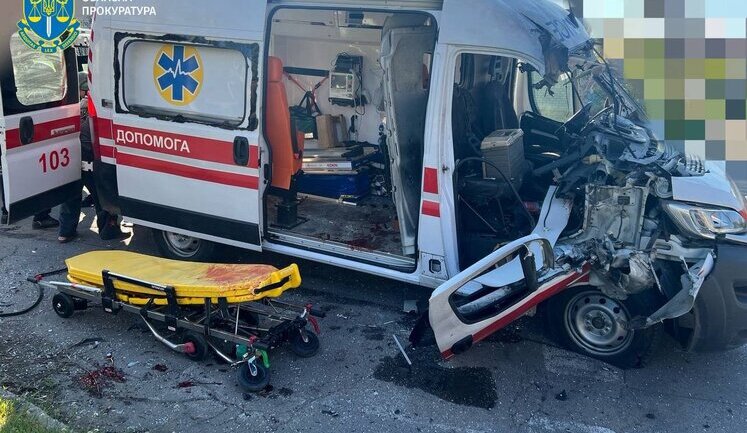 Рашисти скинули вибухівку з дрона на швидку в Херсоні: є поранені. ФОТО