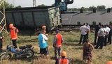 В Днепропетровской области сошли с рельсов грузовые вагоны с металлом. ВИДЕО