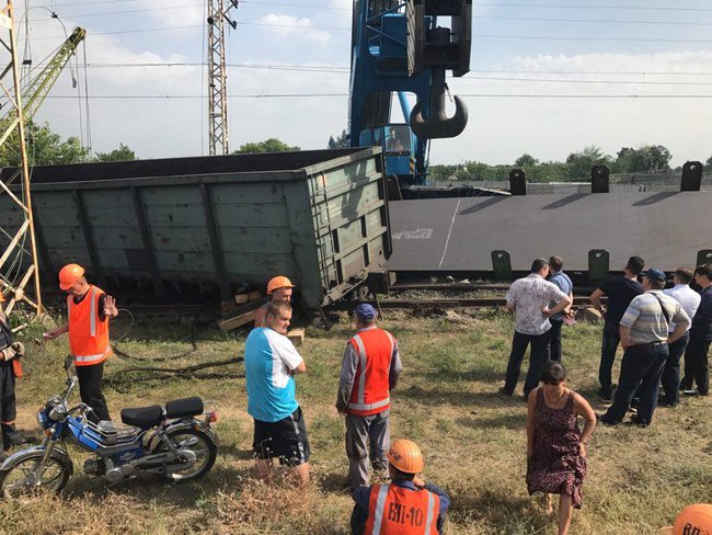 В Днепропетровской области сошли с рельсов грузовые вагоны с металлом 01