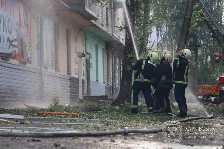 У Харкові дрон РФ влучив у житловий будинок