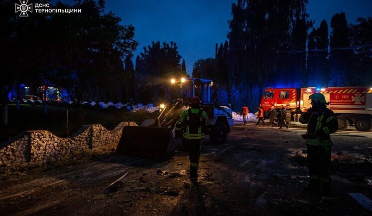 Ракетная атака на Тернополь: пожар на предприятии ликвидирован, повреждены 7 многоэтажек. ФОТОРЕПОРТАЖ