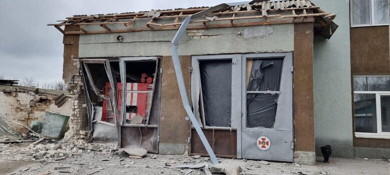 Обстріл Херсона: пошкоджено пожежну частину і авто рятувальників 04