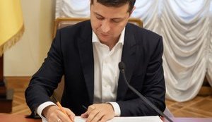 Зеленский подписал 12 законов, в том числе о трансплантации и реализации отмены неприкосновенности нардепов, - ОП