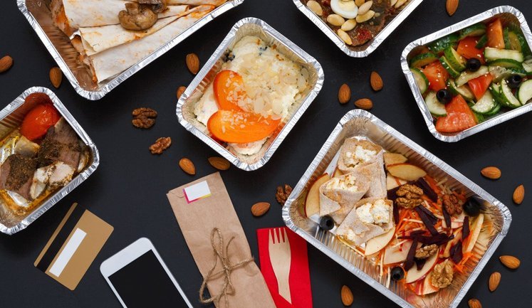 Доставку їжі щонайменше раз на тиждень замовляють 12% українців. Що обирають?