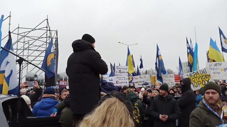 Прихильники Порошенка зібралися біля аеропорту Київ 14
