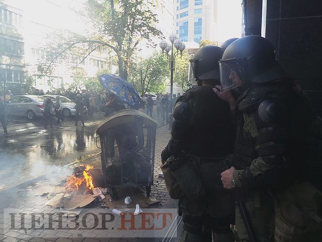 Під час мітингу під ГПУ проти екстрадиції в РФ Тумгоєва сталися сутички: мітингувальники бють вікна, їх у відповідь поливають водою зі шлангів 68