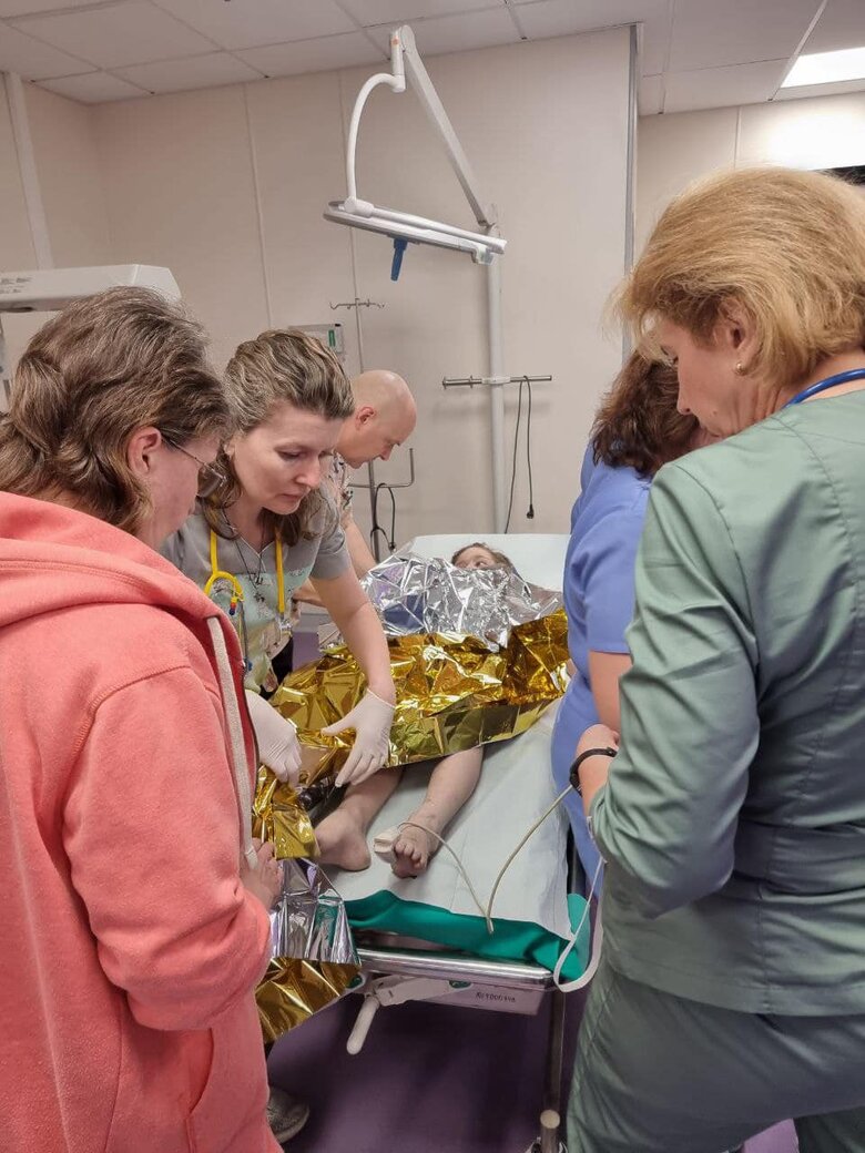 Раненая в результате российского обстрела Киева 7-летняя девочка в Охматдете. Ее прооперировали 02 Раненая в результате российского обстрела Киева 7-летняя девочка в Охматдете. Ее прооперировали 02