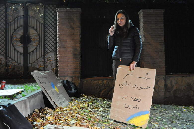 Russia+Iran new axis of evil: у Києві пікетували посольство Ірану через постачання зброї Росії 07