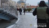 Двое злоумышленников ограбили мужчину и приковали его наручниками прямо на улице в Киеве, - полиция. ФОТОрепортаж