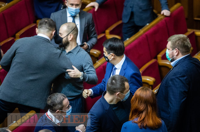 Розповідь Медведчука, обійми від Балоги, нарада у Верещук, дискусія Гетманцева і привітання Разумкова Халимону, - день роботи ВР 1 грудня 06