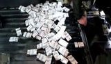 Понад 4000 пачок сигарет намагався провезти українець через ПП "Краковець", сховавши товар у подвійному днищі автомобіля. ВIДЕО