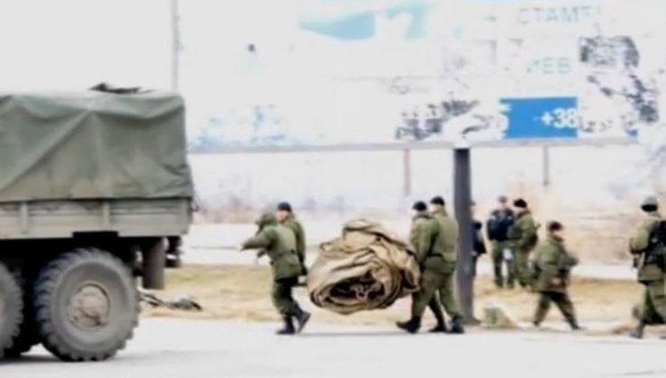 Российские "боевики" в Крыму занимаются мародерством - награбленное в украинских воинских частях продают. ФОТОрепортаж