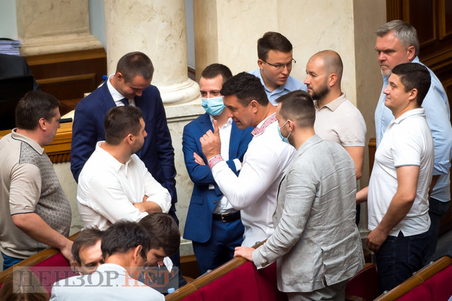 Шмигаль доповідає в напівпорожньому залі, Тищенко погрожує пальцем Арахамії, Васильєв і Ананченко ділять 6,7 млн, - день роботи Ради 16 липня 06 Шмигаль доповідає в напівпорожньому залі, Тищенко погрожує пальцем Арахамії, Васильєв і Ананченко ділять 6,7 млн, - день роботи Ради 16 липня 06