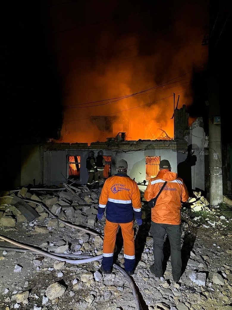 Російський удар по Одесі: двоє загиблих, десятки будинків пошкоджено