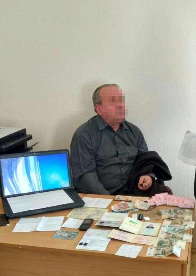 Контррозвідка затримала співробітника військового підприємства в Києві, який збирав інформацію про засекречені оборонні замовлення і готувався до виїзду з України 02