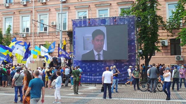 Після акції під ДБР багатотисячна хода попрямувала до Печерського суду на підтримку Порошенка і проти політичних репресій 15