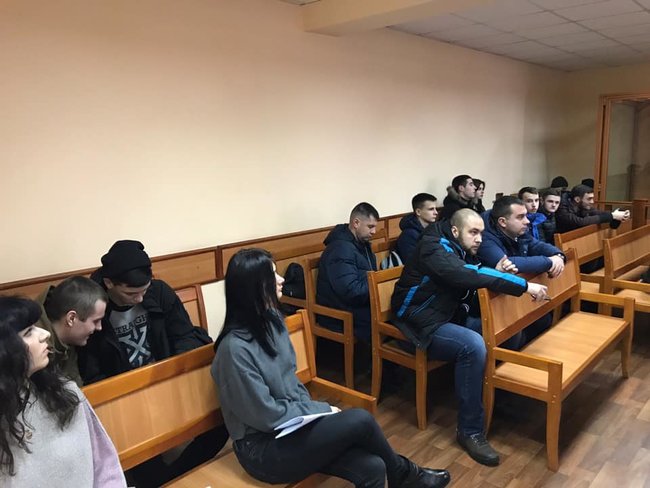 Первый судебный прецедент: ватник из Кривого Рога Колесников, совершивший надругательство над флагом Украины, сядет на три года 03