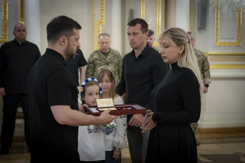 Zelensky presented the awards to seven'ям Героїв України