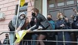 Титушки сорвали развернутый под судом баннер "Стус чекає. Медведчук під арешт!", произошла потасовка. ВИДЕО+ФОТОрепортаж