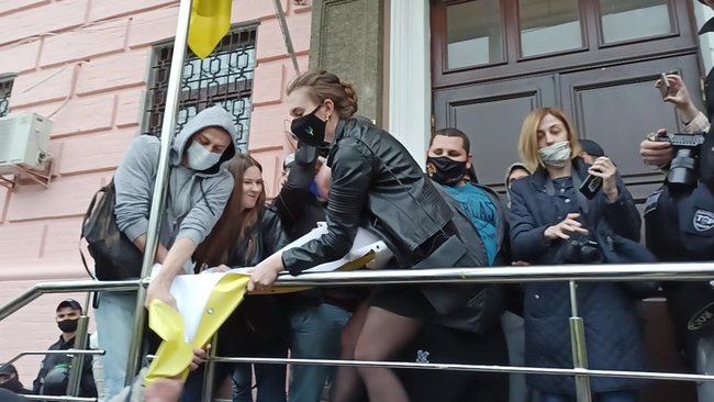 Титушки сорвали развернутый под судом баннер Стус чекає. Медведчук під арешт!, произошла потасовка 11 Титушки сорвали развернутый под судом баннер Стус чекає. Медведчук під арешт!, произошла потасовка 11