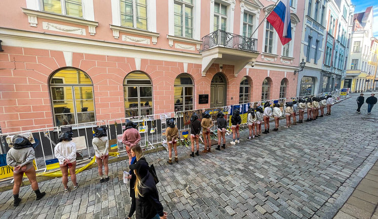 Перед посольством РФ в Эстонии проводят демонстрацию против жестокого обращения с женщинами. ФОТО