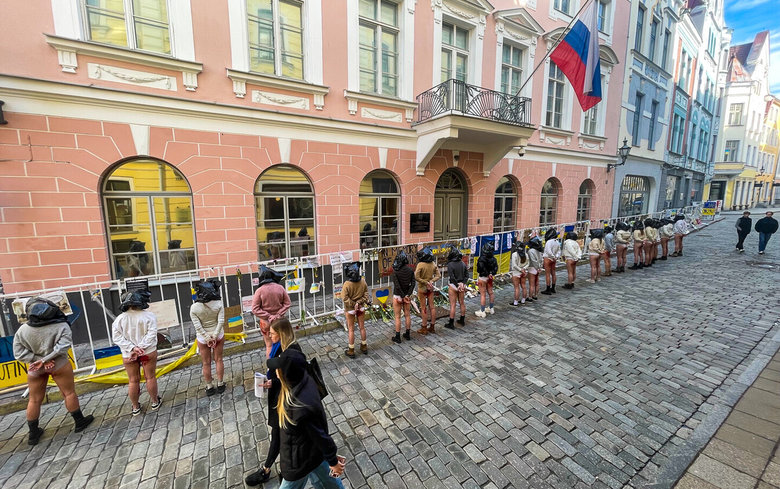 Перед посольством РФ в Естонії проводять демонстрацію проти жорсткого поводження з жінками 01