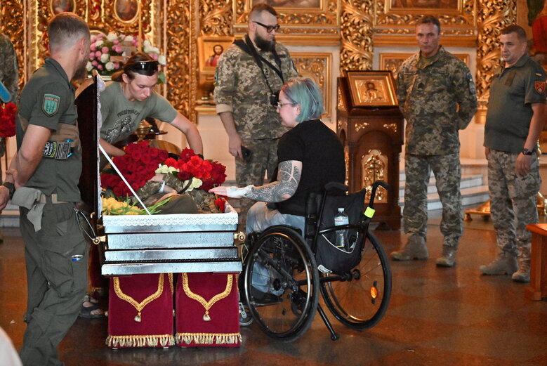 Із загиблим сержантом 68-ї ОЄБр Антоном Усовським попрощалися у Михайлівському Соборі 04