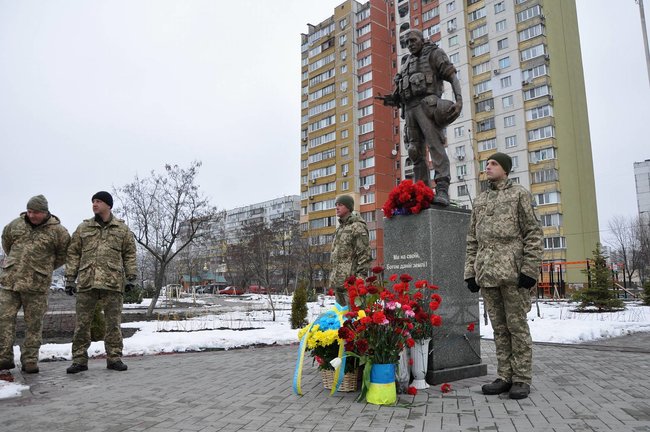 Учасники АТО та мешканці Києва поклали на Троєщині квіти до памятника Воїну-добровольцю 10