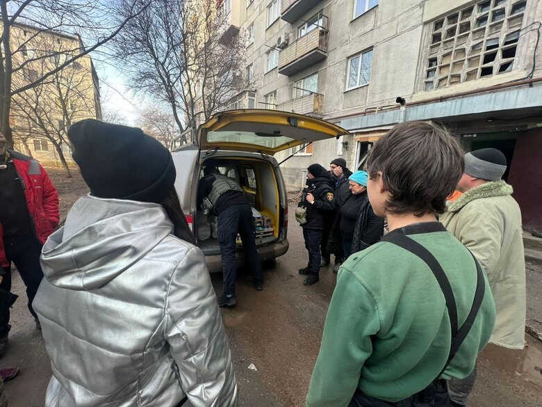 Russians shelled vehicle of rescuers delivering humanitarian aid to Bakhmut 04