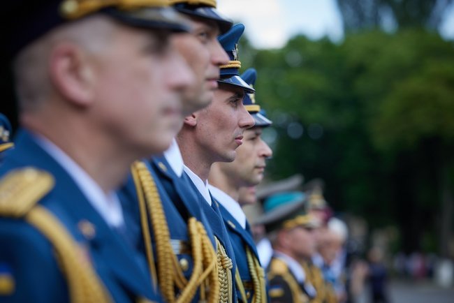 Ми часто зустрічаємося на фронті, - Зеленський вручив дипломи випускникам Національного університету оборони імені І. Черняховського 08