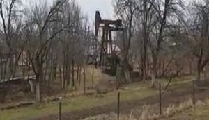 "На городі нафту качають. Такого я ще не бачив", - житель Борислава на Львівщині пробурив нафтову свердловину на власному подвір'ї. ВIДЕО