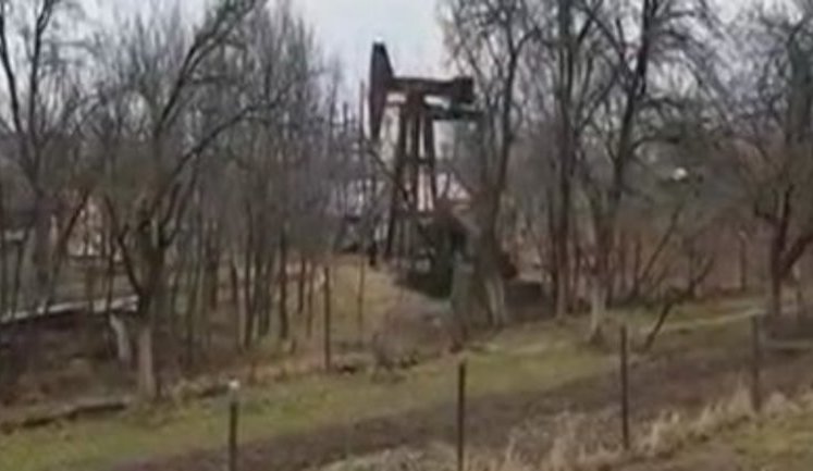 "На городі нафту качають. Такого я ще не бачив", - житель Борислава на Львівщині пробурив нафтову свердловину на власному подвір'ї. ВIДЕО