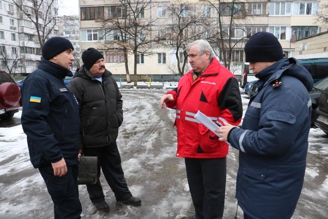 Рятувальники перевіряють підземні укриття в Києві 01