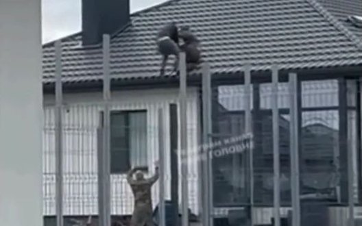 Чоловік тікав від ТЦК та боровся з військовим на даху приватного будинку на Волині: обоє впали. ВIДЕО