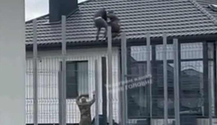 Man fled from TCR and fought with serviceman on roof of private house in Volyn region: both fell. VIDEO