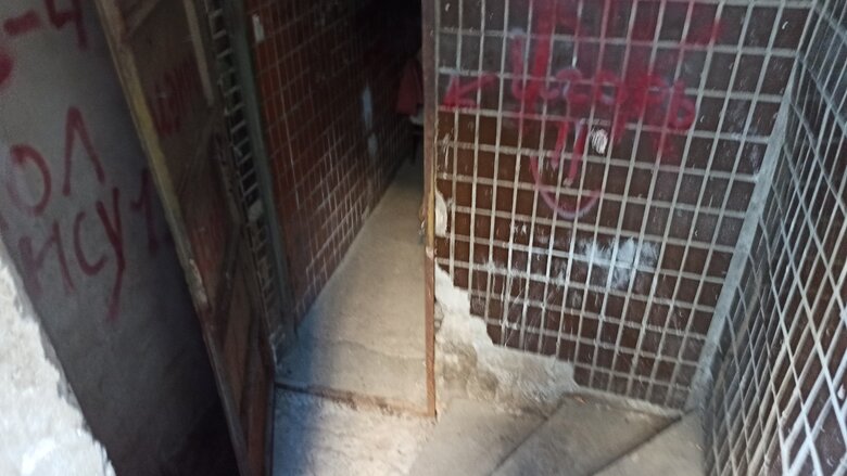 Зачинені двері, кодові замки та записки з телефонними номерами: як потрапити до укриттів у Києві 18