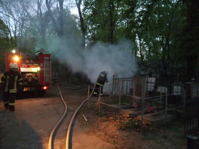 Невідомі влаштували підпали на Байковому кладовищі в столиці, - ДСНС 01