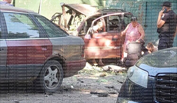 Автомобиль взорвался в Одессе, пострадал мужчина, - Нацполиция. ФОТО