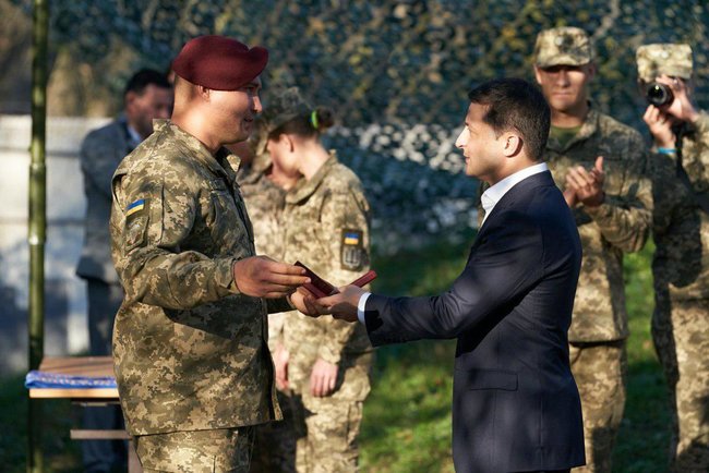 Україна підвелася на ноги, обтрусила пил і сказала ворогам: Не дочекаєтеся! - Зеленський на Донбасі 07 Україна підвелася на ноги, обтрусила пил і сказала ворогам: Не дочекаєтеся! - Зеленський на Донбасі 07