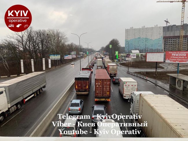 Из-за протеста дальнобойщиков значительно затруднен въезд в Киев, - СМИ 03