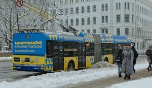 К годовщине вторжения РФ в Риге запустили троллейбус с украинским дизайном. ФОТОрепортаж