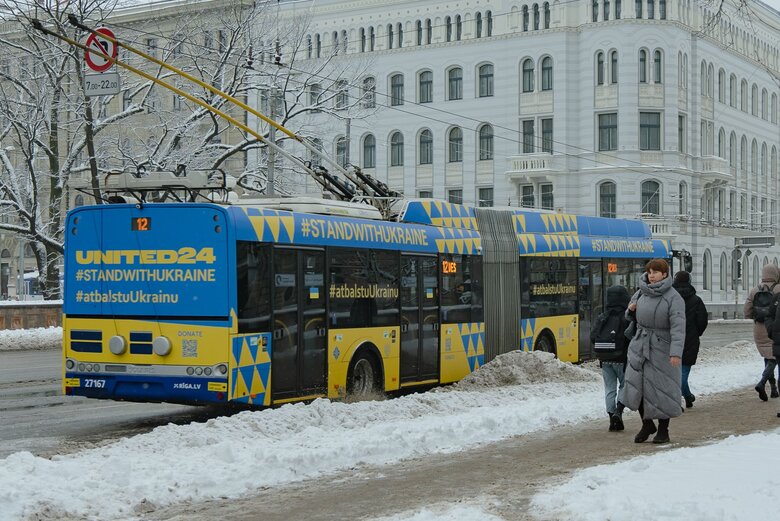 К годовщине вторжения РФ в Риге запустили троллейбус с украинским дизайном 01