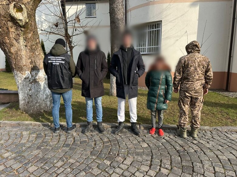 Затримано двох переправників на Закарпатті, які намагалися незаконно переправити осіб через кордон