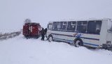 Приблизно 300 вантажних автомобілів заблоковано в снігових переметах на автодорозі в Одеській області, - ДСНС