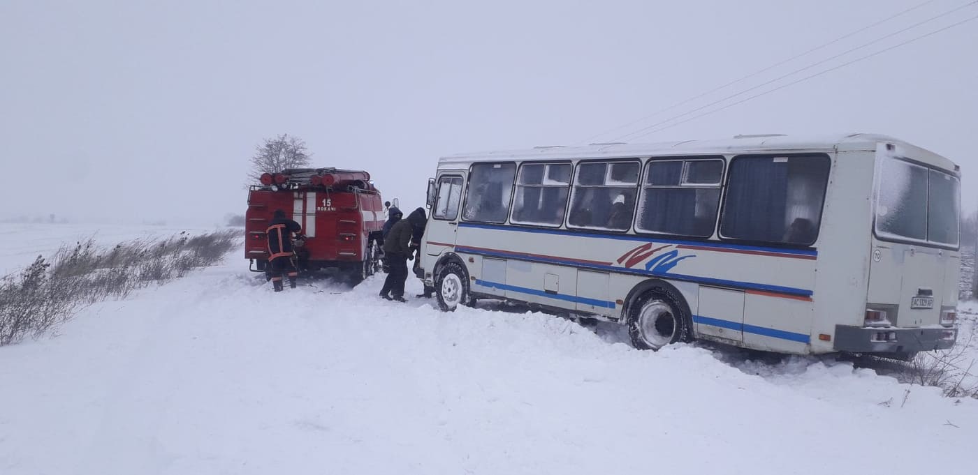 Погода в Украине: На Волыни в снежный сугроб попал школьный автобус с 12  детьми. ВИДЕО | Цензор.НЕТ