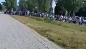 В оккупированном Лисичанске люди днями стоят в длиннющих очередях за хлебом, - Гайдай. ВИДЕО