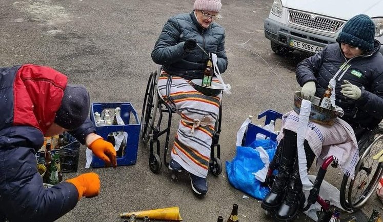 Инвалиды-колясочники готовят "бандеровское смузи" в Черновцах. ФОТО
