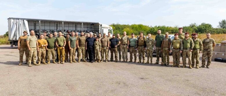 Порошенко передав захисникам на Покровському напрямку FPV-дрони, РЕБ та авто