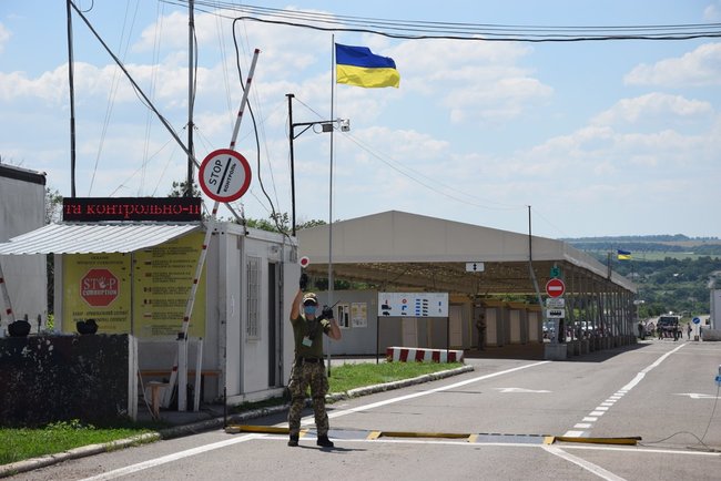 Найманці РФ блокують пропуск громадян через КПВВ Новотроїцьке, - Держприкордонслужба 01