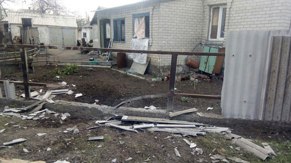 Вследствие обстрела террористами Авдеевки поврежден частный дом 01